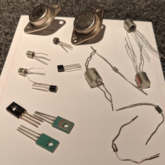 Diodos y transistores discretos con diferentes encapsulados